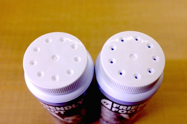 蓋をひねって9つの穴を開け閉めします。ちょうど良い拡販性で、シューズの中に振りいれ易い。