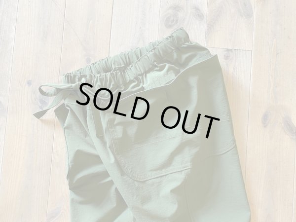 ウエストは内蔵コードで調節。