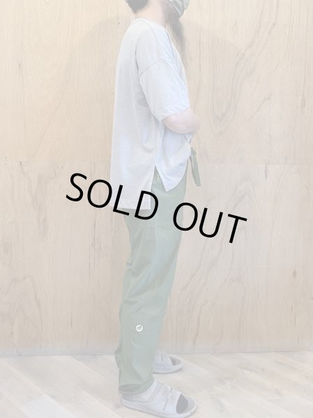 モデル着用サイズ : M / 165cm (足太め)