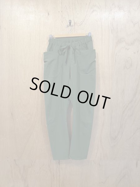 カラー　：　グリーンカーキ