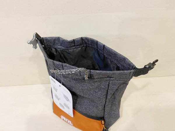 ベルクロではなく、マグネットで口が閉じます。