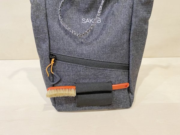 背面にはブラシホルダーとジップポケット。(ブラシは付属しません。)