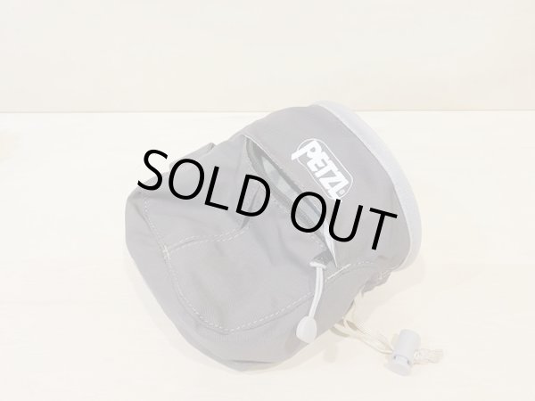 正面にはファスナー付きポケット。