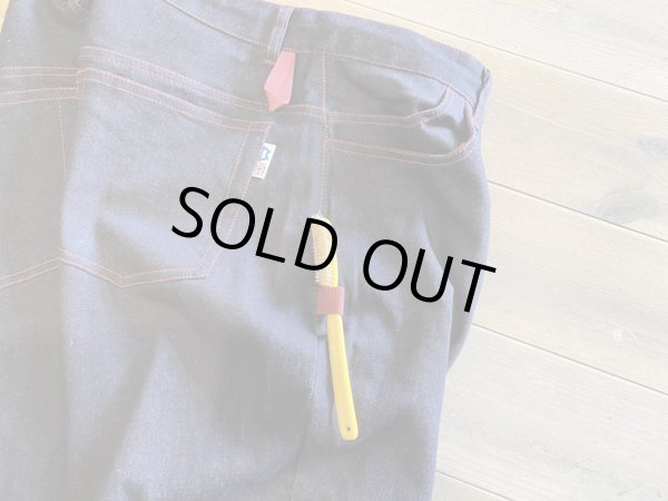 ブラシホルダーとカラビナなどを掛けられるループ付き。※ブラシは付属しません。