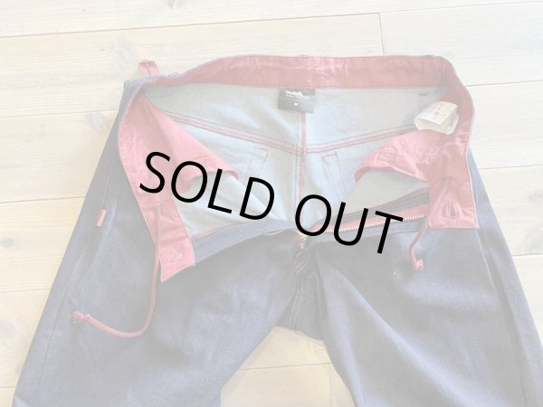 ウエストはドローコードで調節可能。